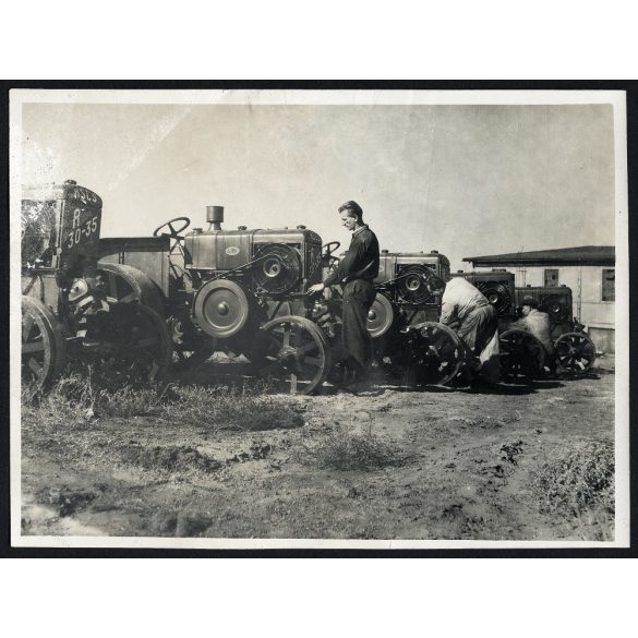 Hofherr, HSCS 30-35 traktorok a gépállomáson, jármű, mezőgazdaság, 1950-es évek. Eredeti fotó, Magyar Képszolgálat pecsétjével jelzett papírkép, szélén kopásnyom. 