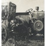 Hofherr, HSCS 30-35 traktorok a gépállomáson, jármű, mezőgazdaság, 1950-es évek. Eredeti fotó, Magyar Képszolgálat pecsétjével jelzett papírkép, szélén kopásnyom. 