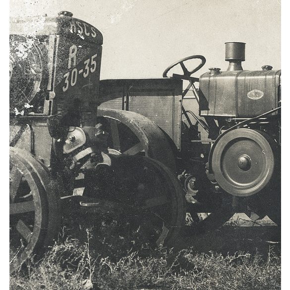Hofherr, HSCS 30-35 traktorok a gépállomáson, jármű, mezőgazdaság, 1950-es évek. Eredeti fotó, Magyar Képszolgálat pecsétjével jelzett papírkép, szélén kopásnyom. 