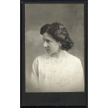 Scherling Antal műterme, Szatmár, Erdély,  elegáns fiatal nő portréja, gyönyörű ruha, monarchia, 1913, 1910-es évek, Eredeti CDV, hátulján feliratozott vizitkártya fotó.   