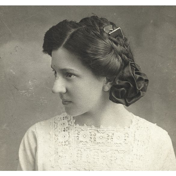 Scherling Antal műterme, Szatmár, Erdély,  elegáns fiatal nő portréja, gyönyörű ruha, monarchia, 1913, 1910-es évek, Eredeti CDV, hátulján feliratozott vizitkártya fotó.   