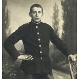 Győrfy Dezső egyenruhában, 1. világháború, katona, festett háttér, monarchia, 1910-es évek, Eredeti fotó, szignózott papírkép.