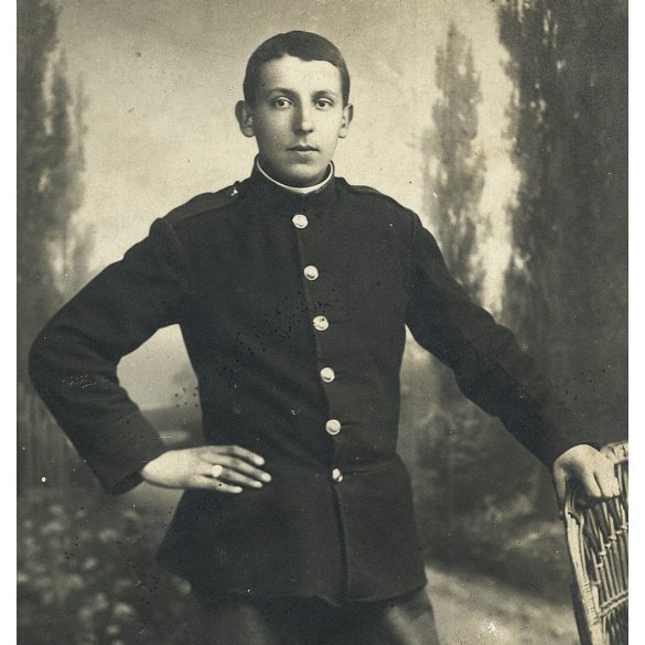 Győrfy Dezső egyenruhában, 1. világháború, katona, festett háttér, monarchia, 1910-es évek, Eredeti fotó, szignózott papírkép.