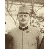 Katonatiszt egyenruhában, cvikker, elegáns nők muffal, szőrmével, kalapban, 1. világháború, katona, monarchia, 1910-es évek, Eredeti fotó, papírkép.  