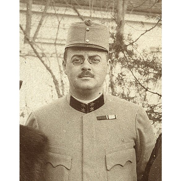 Katonatiszt egyenruhában, cvikker, elegáns nők muffal, szőrmével, kalapban, 1. világháború, katona, monarchia, 1910-es évek, Eredeti fotó, papírkép.  