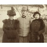 Katonatiszt egyenruhában, cvikker, elegáns nők muffal, szőrmével, kalapban, 1. világháború, katona, monarchia, 1910-es évek, Eredeti fotó, papírkép.  