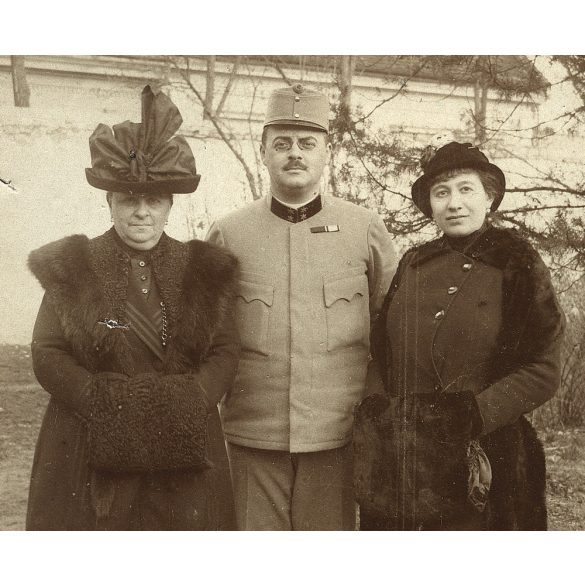 Katonatiszt egyenruhában, cvikker, elegáns nők muffal, szőrmével, kalapban, 1. világháború, katona, monarchia, 1910-es évek, Eredeti fotó, papírkép.  