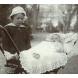 Kislány babakocsival, testvérek, monarchia, 1910-es évek, Eredeti fotó, papírkép.  