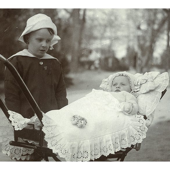Kislány babakocsival, testvérek, monarchia, 1910-es évek, Eredeti fotó, papírkép.  