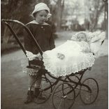 Kislány babakocsival, testvérek, monarchia, 1910-es évek, Eredeti fotó, papírkép.  