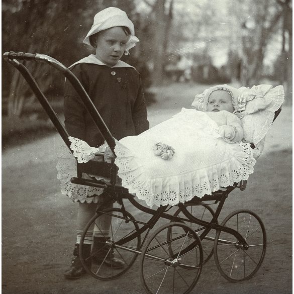 Kislány babakocsival, testvérek, monarchia, 1910-es évek, Eredeti fotó, papírkép.  
