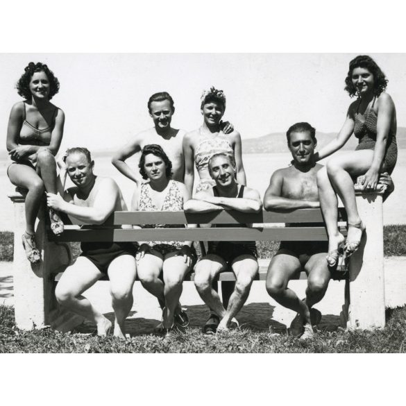 Fürdőzők a padon, Balaton, fürdőruha, Horthy-korszak, helytörténet, 1941., 1940-es évek, Eredeti fotó, papírkép.   