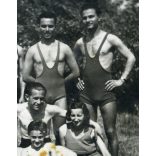 Korabeli fürdőzők, fürdőruha, divat, Horthy-korszak, 1930-as évek, Eredeti fotó, papírkép, hátoldalán ragasztónyom.  