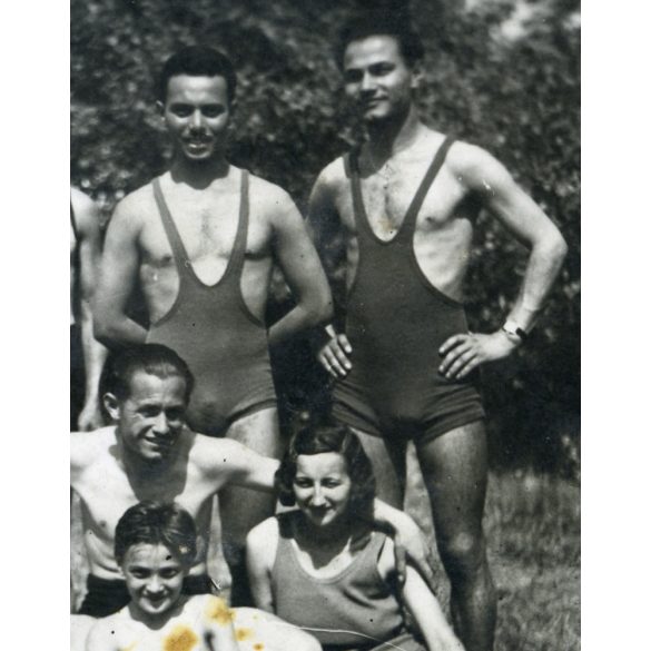 Korabeli fürdőzők, fürdőruha, divat, Horthy-korszak, 1930-as évek, Eredeti fotó, papírkép, hátoldalán ragasztónyom.  
