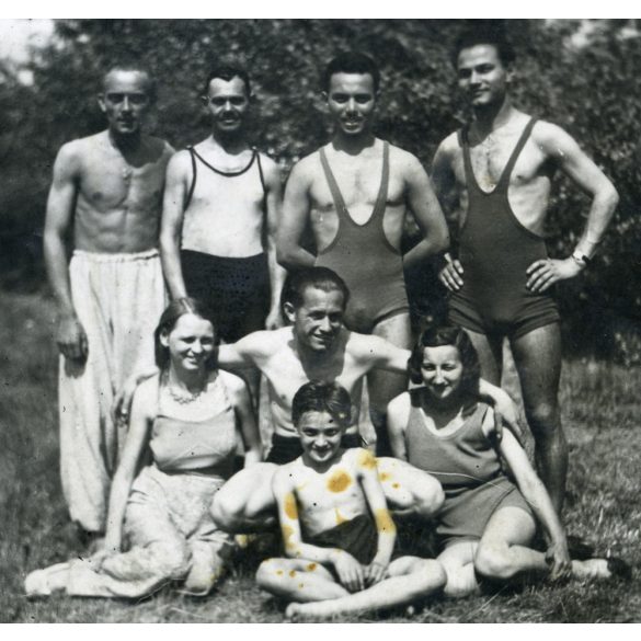 Korabeli fürdőzők, fürdőruha, divat, Horthy-korszak, 1930-as évek, Eredeti fotó, papírkép, hátoldalán ragasztónyom.  