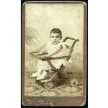 özv. Hegedüs Vilmosné műterme, Szentes, elegáns kislány, gyerek különös kerekes székben, Csongrád-Csanád megye, monarchia, helytörténet, 1890-es évek, Eredeti CDV, vizitkártya fotó.   