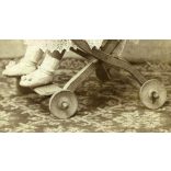 özv. Hegedüs Vilmosné műterme, Szentes, elegáns kislány, gyerek különös kerekes székben, Csongrád-Csanád megye, monarchia, helytörténet, 1890-es évek, Eredeti CDV, vizitkártya fotó.   