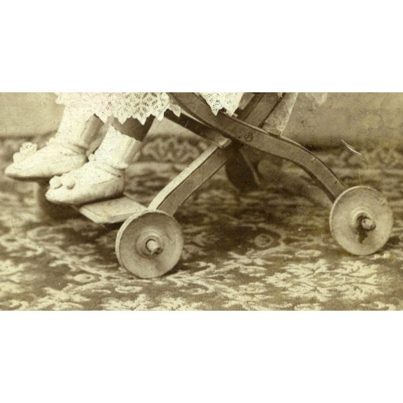 özv. Hegedüs Vilmosné műterme, Szentes, elegáns kislány, gyerek különös kerekes székben, Csongrád-Csanád megye, monarchia, helytörténet, 1890-es évek, Eredeti CDV, vizitkártya fotó.   