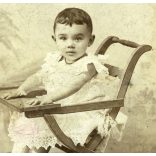 özv. Hegedüs Vilmosné műterme, Szentes, elegáns kislány, gyerek különös kerekes székben, Csongrád-Csanád megye, monarchia, helytörténet, 1890-es évek, Eredeti CDV, vizitkártya fotó.   