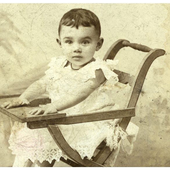 özv. Hegedüs Vilmosné műterme, Szentes, elegáns kislány, gyerek különös kerekes székben, Csongrád-Csanád megye, monarchia, helytörténet, 1890-es évek, Eredeti CDV, vizitkártya fotó.   