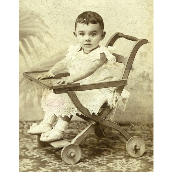 özv. Hegedüs Vilmosné műterme, Szentes, elegáns kislány, gyerek különös kerekes székben, Csongrád-Csanád megye, monarchia, helytörténet, 1890-es évek, Eredeti CDV, vizitkártya fotó.   