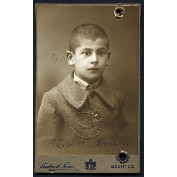 Fridrich János műterme, Szentes, elegáns fiú, Vecseri István, későbbi ügyvéd portréja, helytörténet, monarchia, 1890-es évek, Eredeti CDV, vizitkártya fotó, szignózott, a Magyar Királyi Államvasutak m