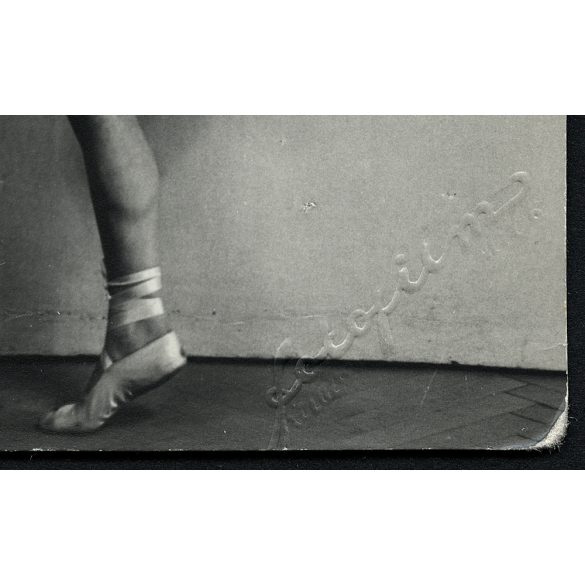 foto-film műterem, Kolozsvár, balettáncos, lány, táncművész, 1958, 1950-es évek, szocializmus, Eredeti jelzett fotó, hibásan nagyított papírkép. 
