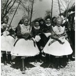 Lányok népviseletben barkaszentelésre indulnak, Buják, nagyhét, húsvét, falu, ünnep, Nógrád megye, helytörténet, néprajz, Horthy-korszak, 1940., 1940-es évek, helytörténet, Eredeti jelzetlen fotó, pap