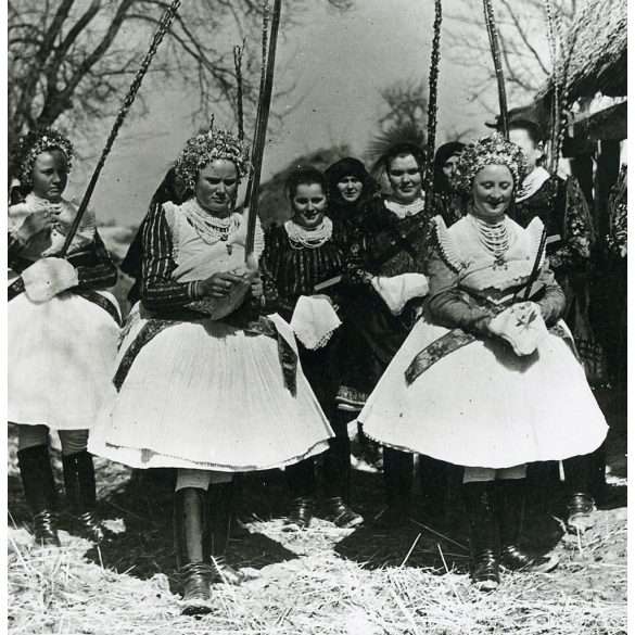 Lányok népviseletben barkaszentelésre indulnak, Buják, nagyhét, húsvét, falu, ünnep, Nógrád megye, helytörténet, néprajz, Horthy-korszak, 1940., 1940-es évek, helytörténet, Eredeti jelzetlen fotó, pap