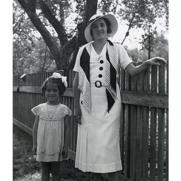 Elegáns nő kalapban, Drégelypalánk, kislány, Nógrád megye, helytörténet, Horthy-korszak, 1934, 1930-as évek, Eredeti jelzetlen fotó, papírkép.  