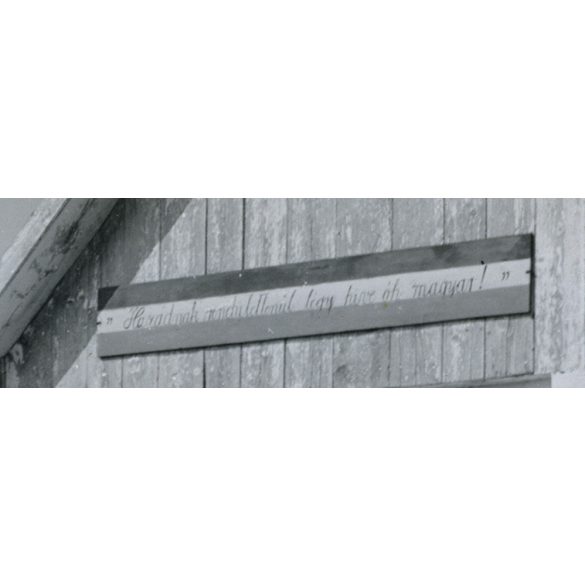 Határőr, katona egyenruhában, határőr épület „Hazádnak rendületlenül légy híve óh magyar!” felirattal. Drégelypalánk, helytörténet, Horthy-korszak, 1934, 1930-as évek, Eredeti jelzetlen fotó, papírkép