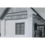 Határőr, katona egyenruhában, határőr épület „Hazádnak rendületlenül légy híve óh magyar!” felirattal. Drégelypalánk, helytörténet, Horthy-korszak, 1934, 1930-as évek, Eredeti jelzetlen fotó, papírkép