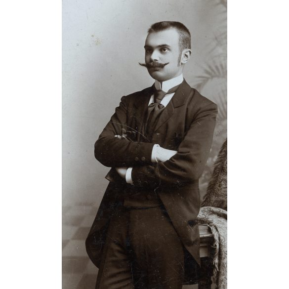 Baker Alajos műterme, Selmecbánya, Felvidék, elegáns úr nyakkendőben, bajusz, portré, monarchia, 1897., 1890-es évek, Eredeti kabinetfotó. 