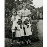 Botanikus kertben, Kolozsvár, Erdély, víztorony, elegáns lányok, matrózblúz, Horthy-korszak, helytörténet, 1938., 1930-as évek, Eredeti fotó, hátulján feliratozott papírkép. 