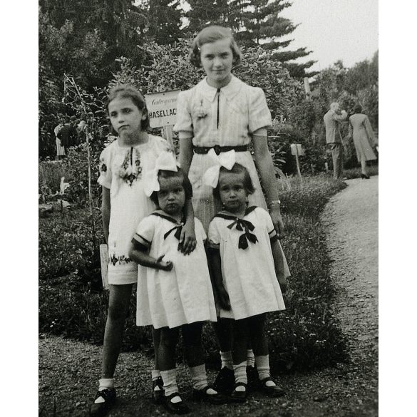 Botanikus kertben, Kolozsvár, Erdély, víztorony, elegáns lányok, matrózblúz, Horthy-korszak, helytörténet, 1938., 1930-as évek, Eredeti fotó, hátulján feliratozott papírkép. 