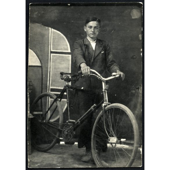 Vadászi János Puch kerékpárjával, Torbágy, fiú, bicikli, Pest megye, jármű, közlekedés, helytörténet, Horthy-korszak, helytörténet, 1930-as évek, Eredeti fotó, papírkép.  