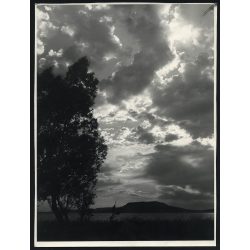   Nagyobb méret, felfők a Balaton felett, Badacsony, tájkép, Horthy-korszak, helytörténet, 1930-as évek, Eredeti jelzetlen fotóművészeti alkotás, papírkép. Ajándéknak, dekorációnak is kiváló!