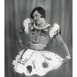 L’art Foto Salon, Budapest, Symo Margit, Duo Symo, művésznő, táncművész magyaros ruhában, színművész, Horthy-korszak, 1920-as évek, Eredeti jelzett fotóművészeti alkotás, papírkép. Ajándéknak, dekorác