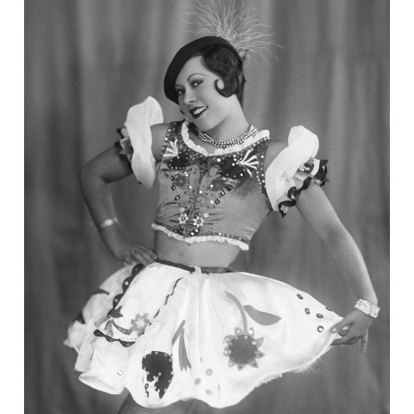 L’art Foto Salon, Budapest, Symo Margit, Duo Symo, művésznő, táncművész magyaros ruhában, színművész, Horthy-korszak, 1920-as évek, Eredeti jelzett fotóművészeti alkotás, papírkép. Ajándéknak, dekorác