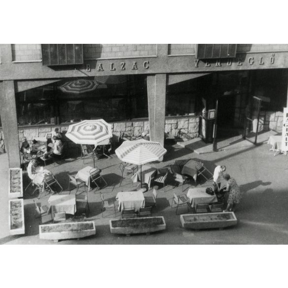 A Balzac Vendéglő, Budapest, utcakép, étterem, vendéglátás, üzlet, kirakat, szocializmus, 1960-es évek, Eredeti fotó, papírkép.