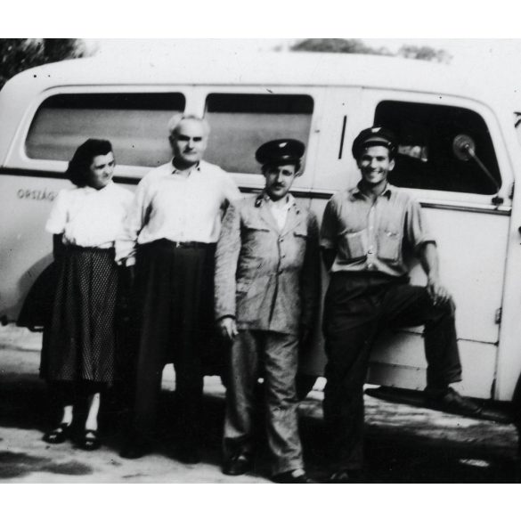 Garant mentőautó mentősökkel, Magyarország, egyenruha, jármű, közlekedés, teherautó, kommunizmus, 1950-es évek, Eredeti fotó, papírkép. 