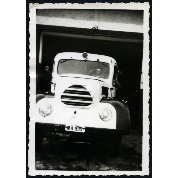 IFA Garant mentőautó mentőssel, Magyarország, egyenruha, jármű, közlekedés, teherautó, kommunizmus, 1950-es évek, Eredeti fotó, papírkép. 