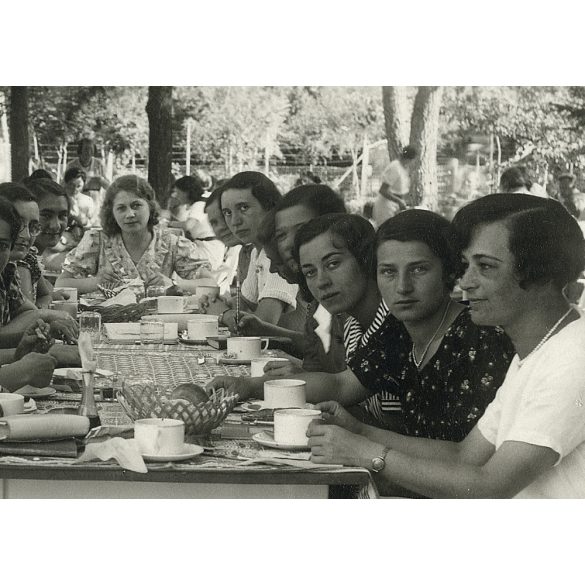 Lányok reggeliznek, Balatonlelle, nyaralók, Balaton, Horthy-korszak, helytörténet, Somogy megye, 1936., 1930-as évek, Eredeti fotó, papírkép.   