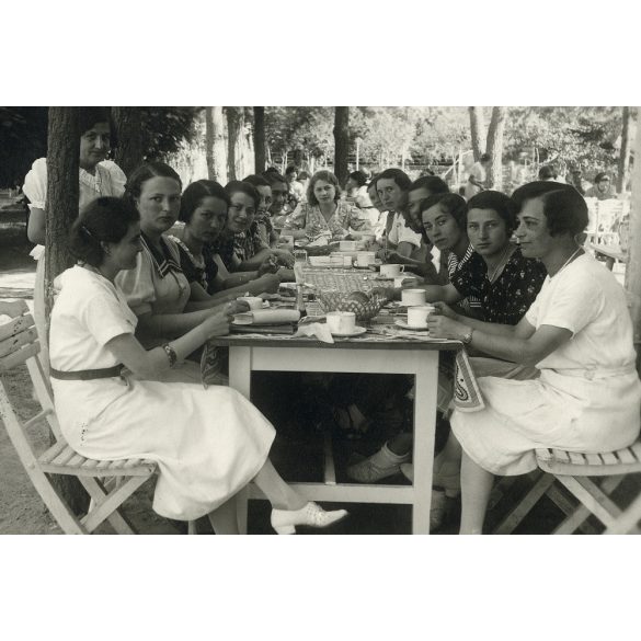 Lányok reggeliznek, Balatonlelle, nyaralók, Balaton, Horthy-korszak, helytörténet, Somogy megye, 1936., 1930-as évek, Eredeti fotó, papírkép.   
