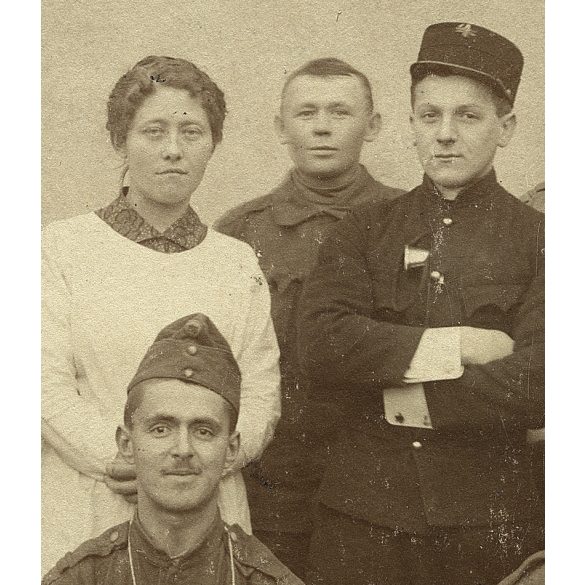 Magyar katonák ápolónővel, egyenruha, katonakórház (?), 1. világháború, monarchia, 1910-es évek, Eredeti fotó, papírkép. 