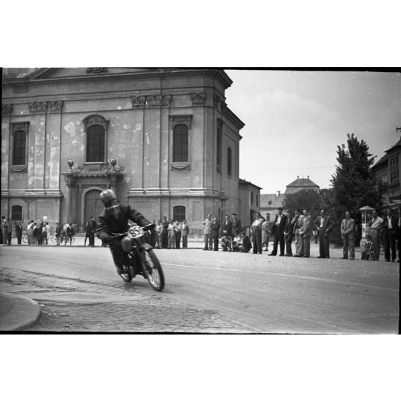 7 darab fotó negatív. Motorverseny, Pápa, jármű, közlekedés, motorkerékpár, sport, városkép, helytörténet, szocializmus, 1958 (?), 1950-es évek, Eredeti fotó negatív.