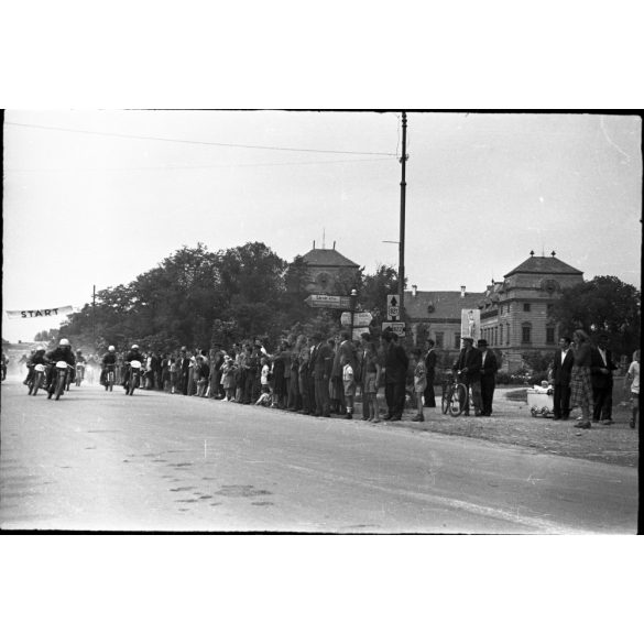 7 darab fotó negatív. Motorverseny, Pápa, jármű, közlekedés, motorkerékpár, sport, városkép, helytörténet, szocializmus, 1958 (?), 1950-es évek, Eredeti fotó negatív.