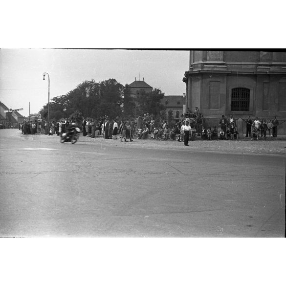7 darab fotó negatív. Motorverseny, Pápa, jármű, közlekedés, motorkerékpár, sport, városkép, helytörténet, szocializmus, 1958 (?), 1950-es évek, Eredeti fotó negatív.