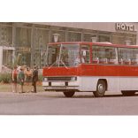 Nagyobb méret! Az Ikarus 250 prototype gépjárműve a szálloda előtt. Magyarország, hotel, étterem, busz, közlekedés, közlekedéstörténet, helytörténet, 1970-es évek, Eredeti fotó, papírkép.  