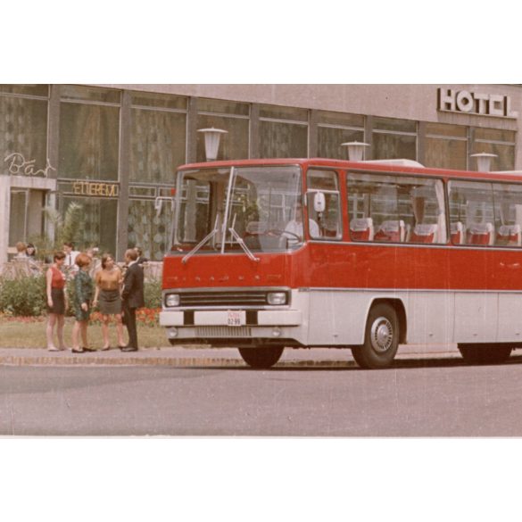 Nagyobb méret! Az Ikarus 250 prototype gépjárműve a szálloda előtt. Magyarország, hotel, étterem, busz, közlekedés, közlekedéstörténet, helytörténet, 1970-es évek, Eredeti fotó, papírkép.  